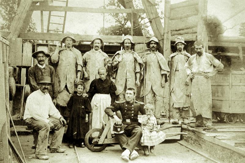  Mineurs (minaires), militaire, femme et enfants, aux Camps des Loups de Gages